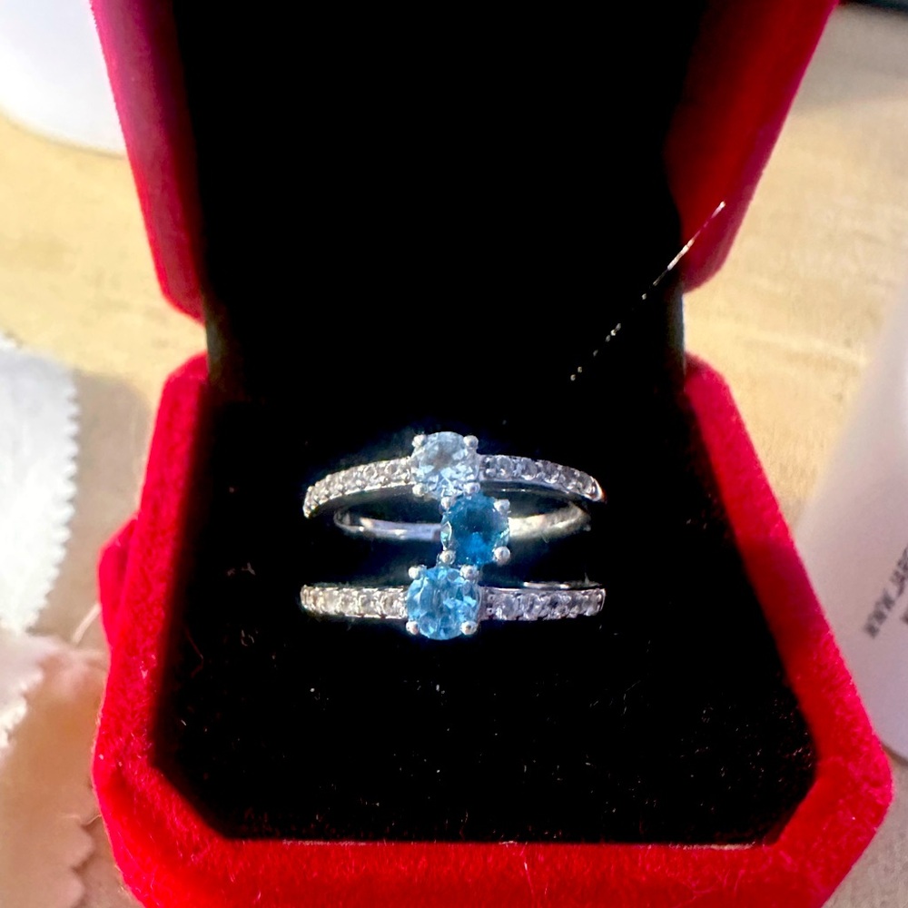Elegant Silver Ring with Blue Gemstone